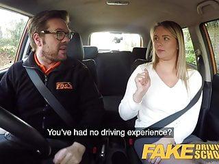 Nikki DReam macht ihren Führerschein in der Fake Fahrschule