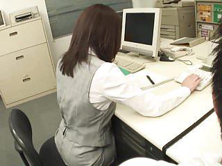 Sie vertreibt sich die Zeit im Büro mit Schwanzluutschen