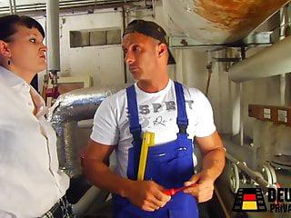 Den Handwerker mit der Fotze bezahlt Deutscher Fickfilm