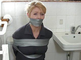 Blonde Hausfrau im Badezimmer gefesselt