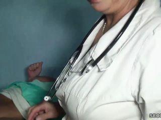 Der Frauenarzt fickt die Mutter bei der Untersuchung – Perverses Milf Checkup