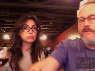 Ein sympatischer Daddy mit Brille fickt seine Frau – Ein interessantes reifes Paar